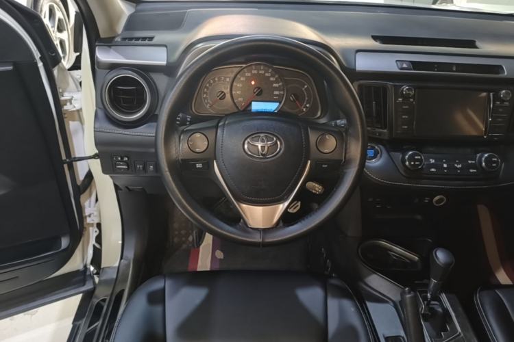 Used Toyota RAV4 2016 2.0L CVT Two-Wheel Drive Fashion Edition China V Standard Steering Wheel