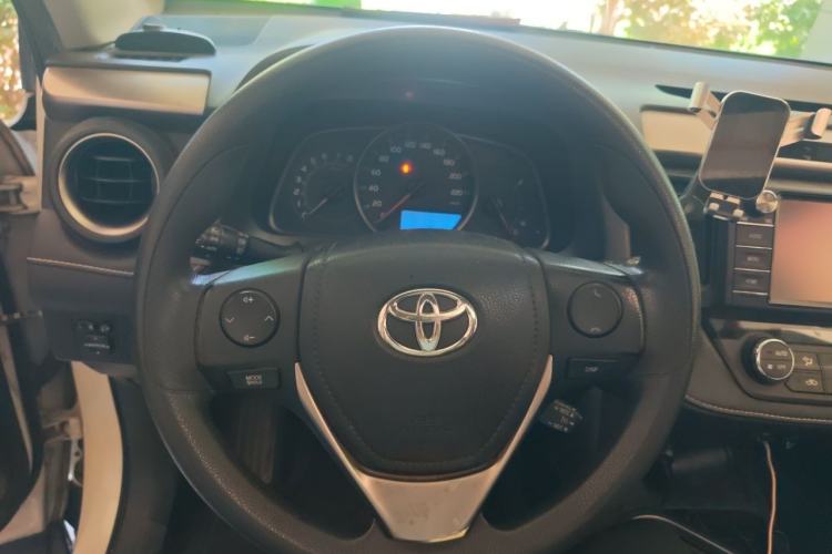 Used Toyota RAV4 2016 2.0L CVT Two-Wheel Drive Fashion Edition China V Standard Steering Wheel