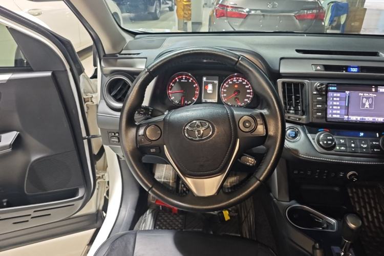 Used Toyota RAV4 2016 2.5L Automatic 4x4 Elite Edition Steering Wheel