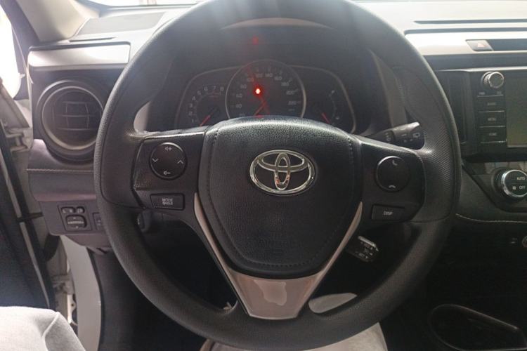 Used Toyota RAV4 2016 2.0L CVT Two-Wheel Drive Fashion Edition China V Standard Steering Wheel