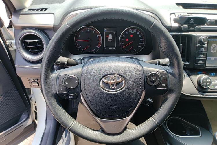 Used Toyota RAV4 2016 2.0L CVT Two-Wheel Drive Smart Edition China V Standard Steering Wheel