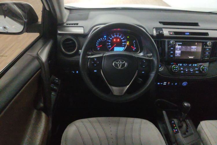 Used Toyota RAV4 2016 2.0L CVT Two-Wheel Drive Comfort Edition China V Standard Steering Wheel