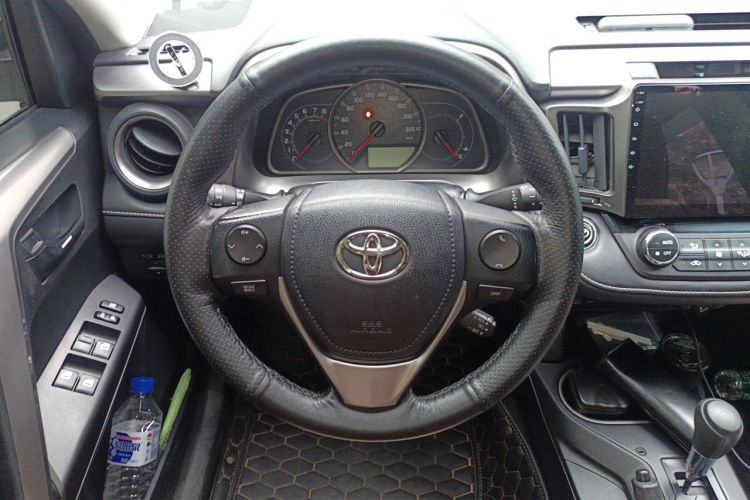 Used Toyota RAV4 2016 2.0L CVT Two-Wheel Drive Fashion Edition China V Standard Steering Wheel