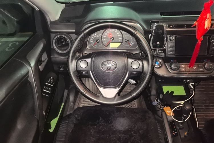 Used Toyota RAV4 2016 2.0L CVT Two-Wheel Drive Fashion Edition China V Standard Steering Wheel