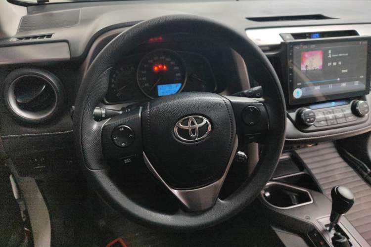 Used Toyota RAV4 2016 2.0L CVT Two-Wheel Drive Fashion Edition China V Standard Steering Wheel