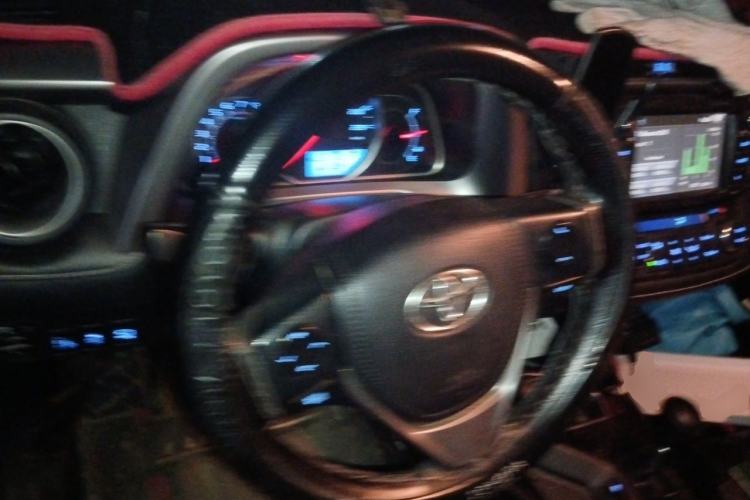 Used Toyota RAV4 2016 2.0L CVT Two-Wheel Drive Fashion Edition China V Standard Steering Wheel