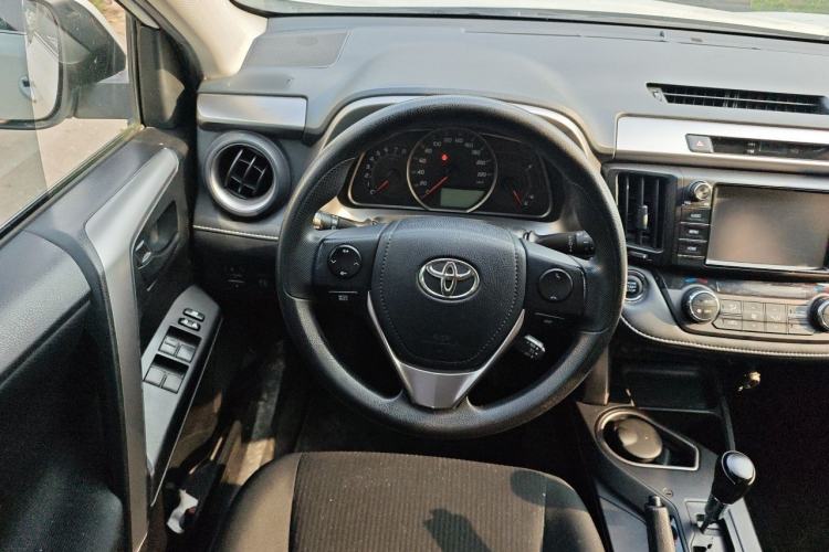 Used Toyota RAV4 2016 2.0L CVT Two-Wheel Drive Fashion Edition China V Standard Steering Wheel