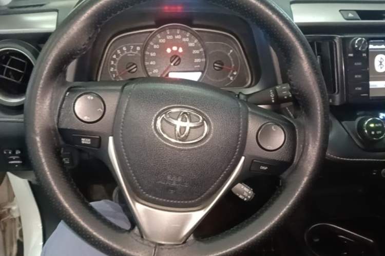 Used Toyota RAV4 2016 2.0L CVT Two-Wheel Drive Fashion Edition China V Standard Steering Wheel