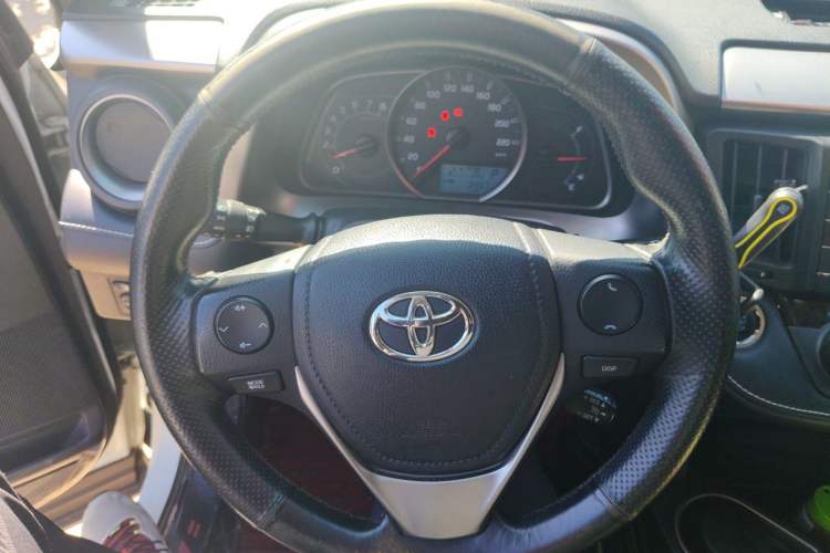 Used Toyota RAV4 2016 2.0L CVT Two-Wheel Drive Fashion Edition China V Standard Steering Wheel