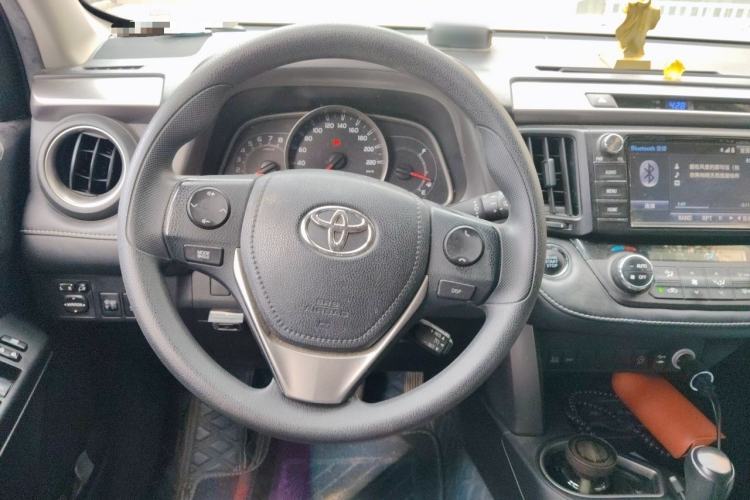 Used Toyota RAV4 2016 2.0L CVT Two-Wheel Drive Fashion Edition China V Standard Steering Wheel