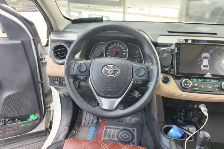 Used Toyota RAV4 2016 2.0L CVT Two-Wheel Drive Fashion Edition China V Standard Steering Wheel