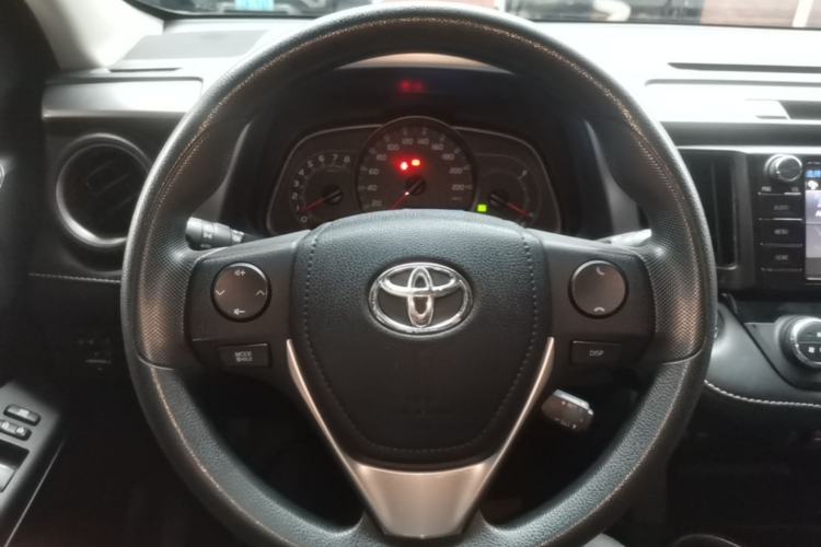 Used Toyota RAV4 2016 2.0L CVT Two-Wheel Drive Fashion Edition China V Standard Steering Wheel
