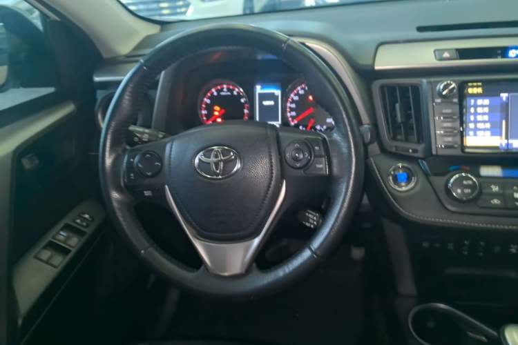 Used Toyota RAV4 2016 2.5L Automatic 4x4 Elite Edition Steering Wheel