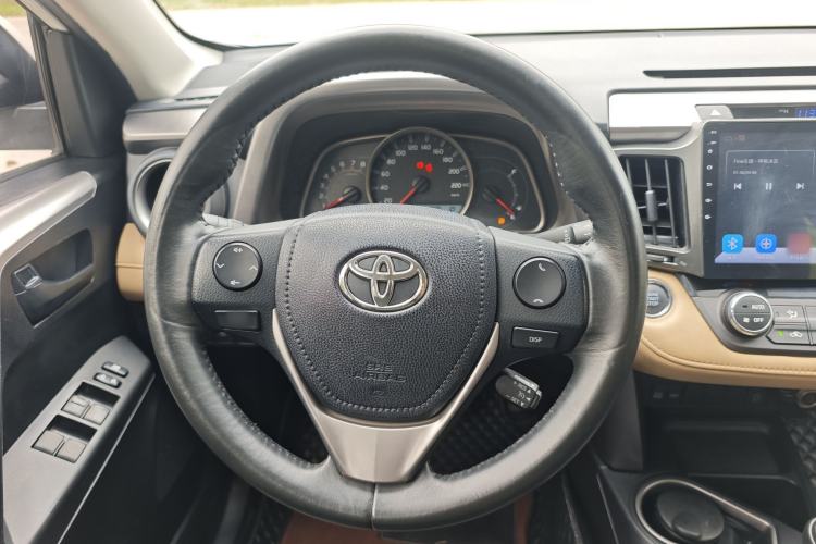 Used Toyota RAV4 2016 2.0L CVT Two-Wheel Drive Fashion Edition China V Standard Steering Wheel