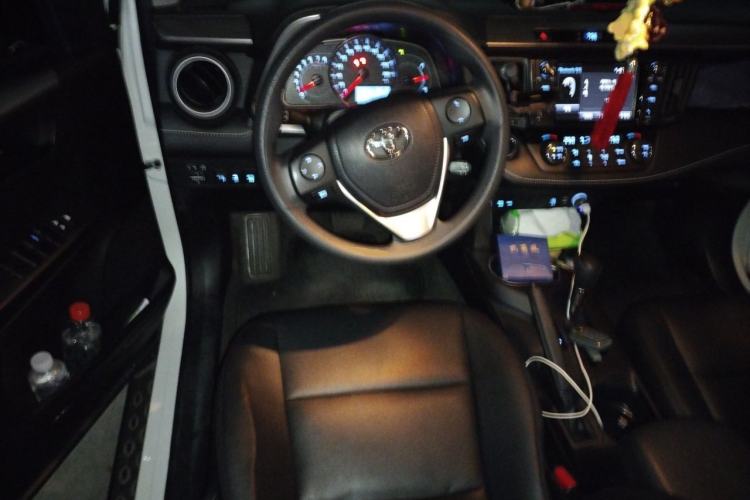 Used Toyota RAV4 2016 2.0L CVT Two-Wheel Drive Fashion Edition China V Standard Steering Wheel