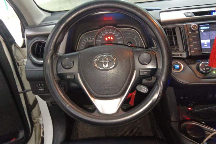 Used Toyota RAV4 2016 2.0L CVT Two-Wheel Drive Fashion Edition China V Standard Steering Wheel