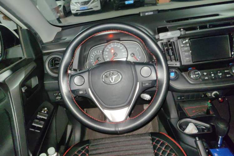 Used Toyota RAV4 2016 2.0L CVT Two-Wheel Drive Fashion Edition China V Standard Steering Wheel