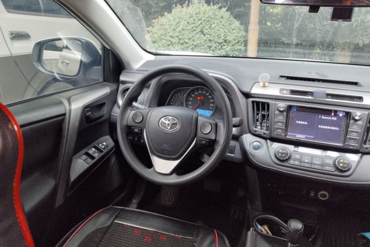 Used Toyota RAV4 2016 2.0L CVT Two-Wheel Drive Fashion Edition China V Standard Steering Wheel