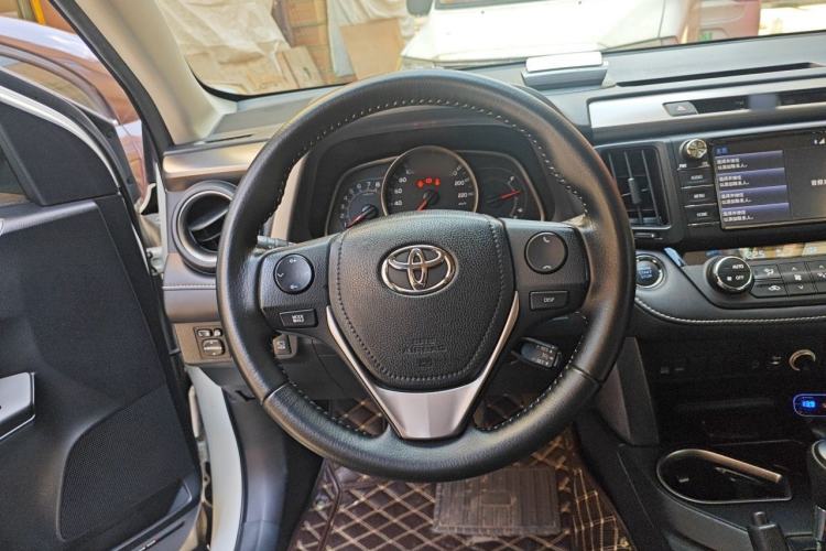 Used Toyota RAV4 2016 2.0L CVT Two-Wheel Drive Fashion Edition China V Standard Steering Wheel