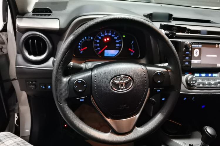 Used Toyota RAV4 2016 2.0L CVT Two-Wheel Drive Fashion Edition China V Standard Steering Wheel