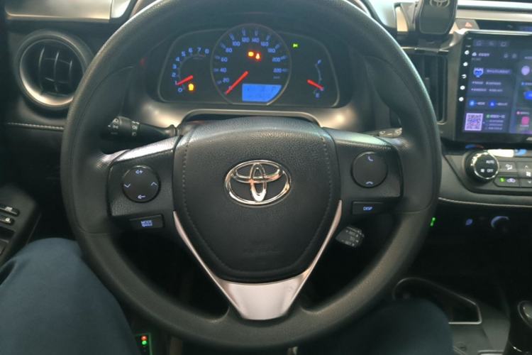 Used Toyota RAV4 2016 2.0L CVT Two-Wheel Drive Fashion Edition China V Standard Steering Wheel