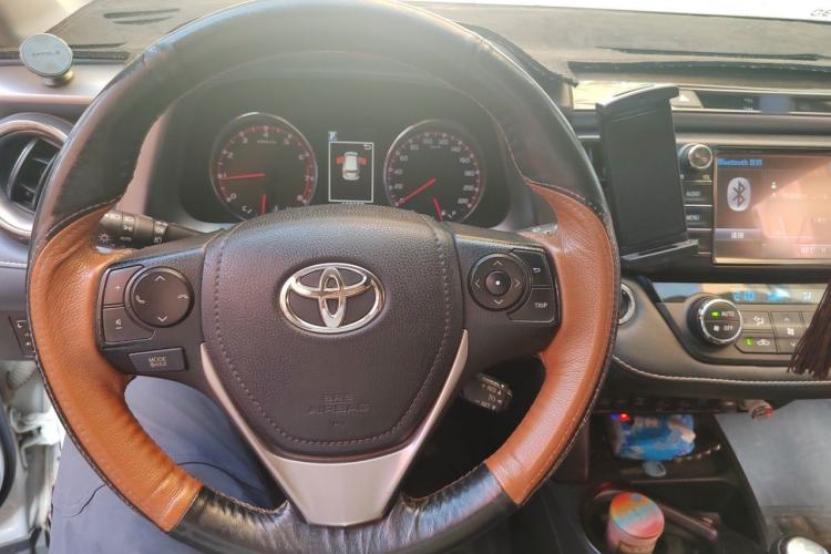 Used Toyota RAV4 2016 2.5L Automatic 4x4 Elite Edition Steering Wheel