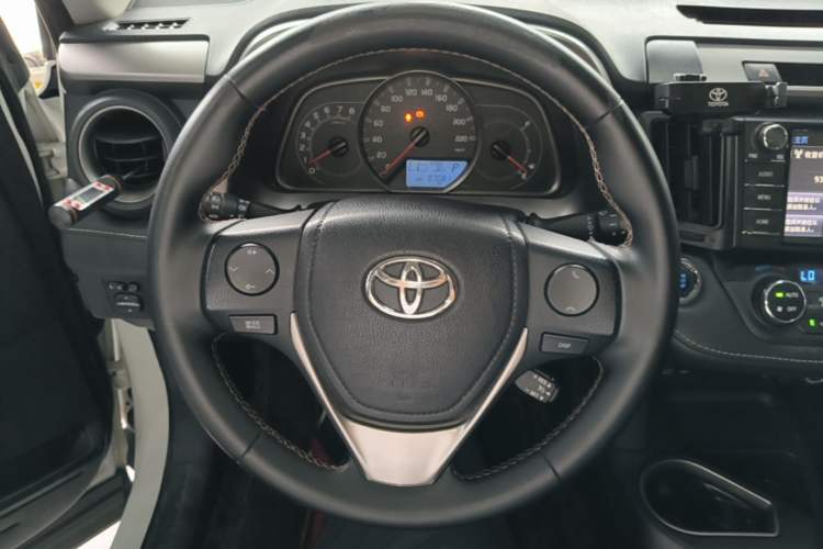 Used Toyota RAV4 2016 2.0L CVT Two-Wheel Drive Fashion Edition China V Standard Steering Wheel