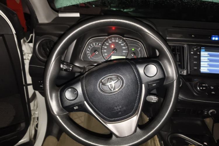 Used Toyota RAV4 2016 2.0L CVT Two-Wheel Drive Fashion Edition China V Standard Steering Wheel
