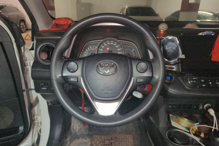 Used Toyota RAV4 2016 2.0L CVT Two-Wheel Drive Fashion Edition China V Standard Steering Wheel