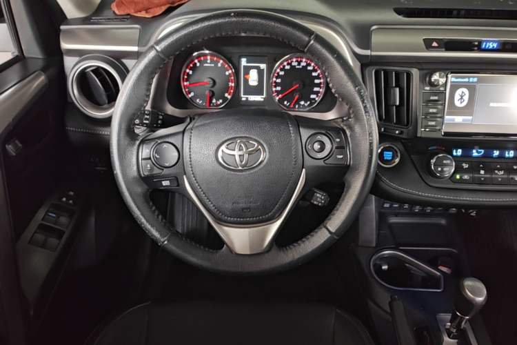 Used Toyota RAV4 2016 2.5L Automatic 4x4 Elite Edition Steering Wheel