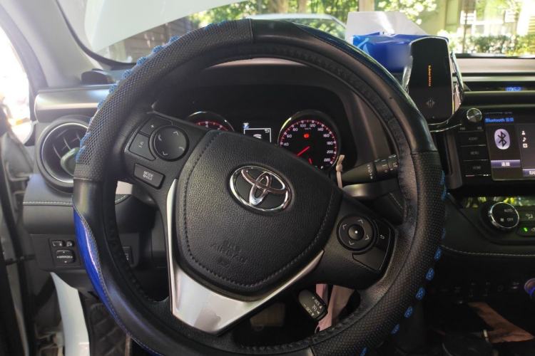 Used Toyota RAV4 2016 2.5L Automatic 4x4 Elite Edition Steering Wheel