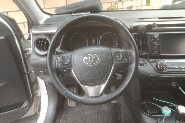 Used Toyota RAV4 2016 2.5L Automatic 4x4 Elite Edition Steering Wheel