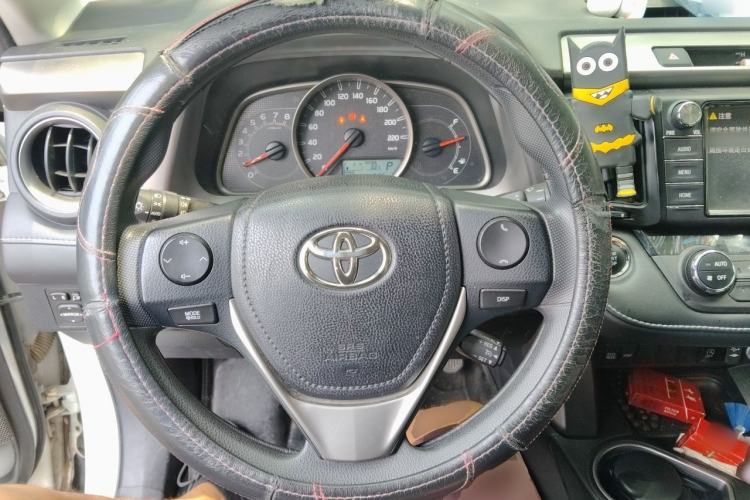Used Toyota RAV4 2016 2.0L CVT Two-Wheel Drive Fashion Edition China V Standard Steering Wheel