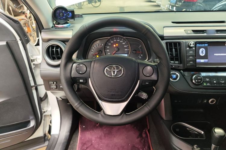 Used Toyota RAV4 2016 2.0L CVT Two-Wheel Drive Fashion Edition China V Standard Steering Wheel