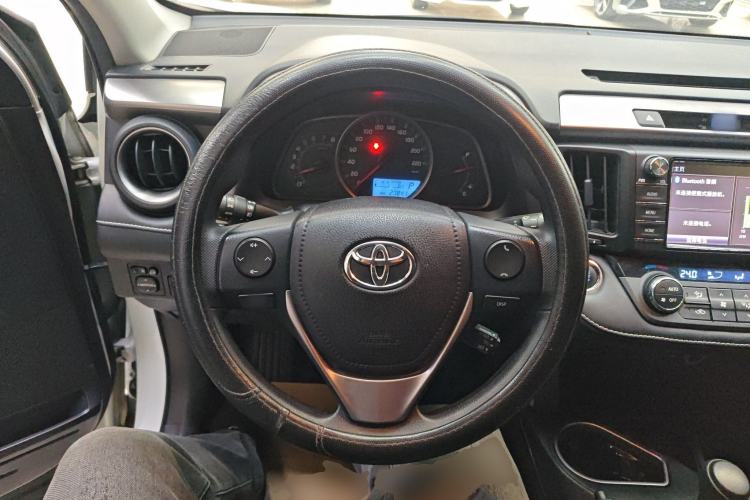 Used Toyota RAV4 2016 2.0L CVT Two-Wheel Drive Fashion Edition China V Standard Steering Wheel