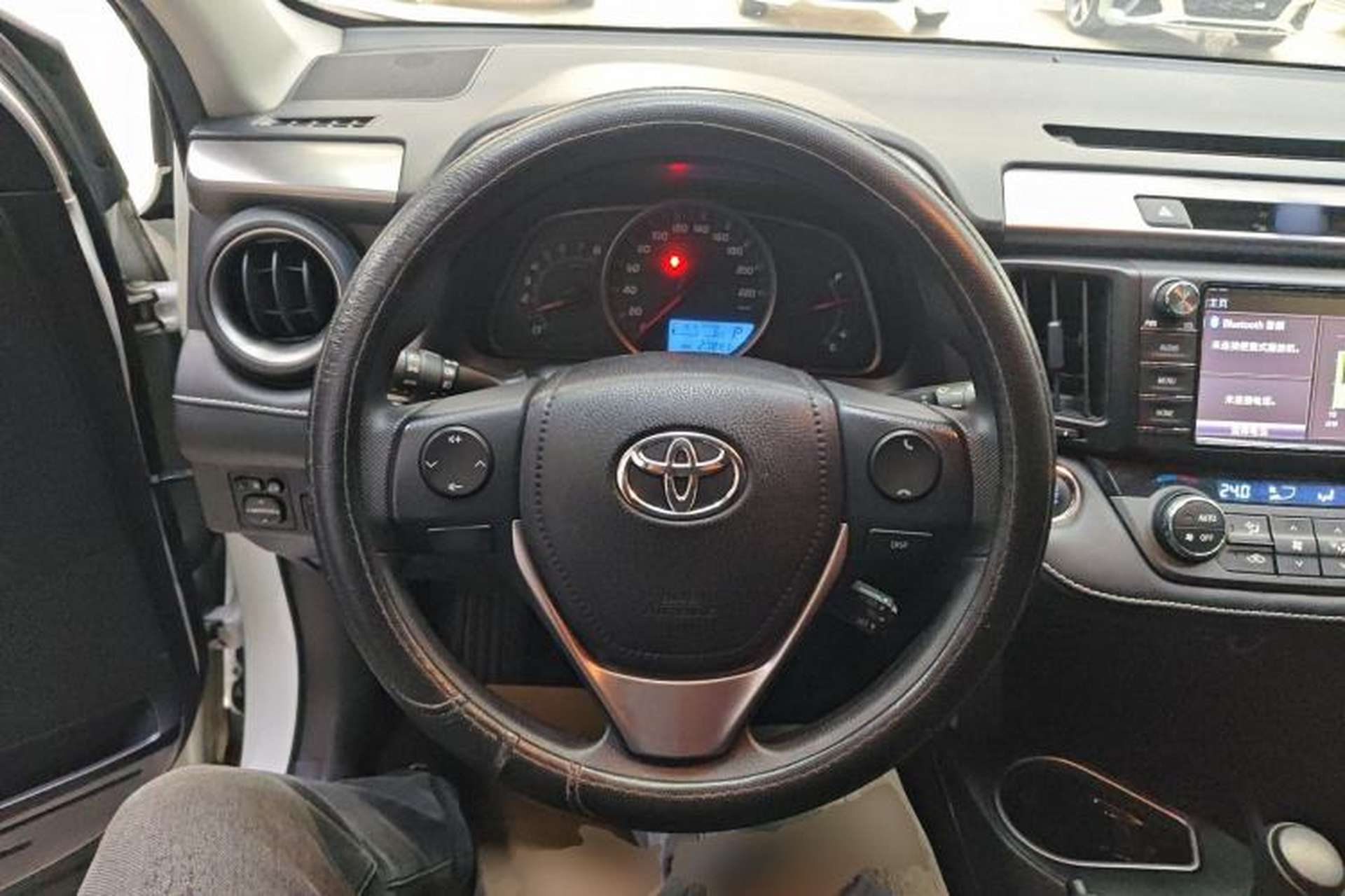 Used Toyota RAV4 2016 2.0L CVT Two-Wheel Drive Fashion Edition China V Standard Steering Wheel