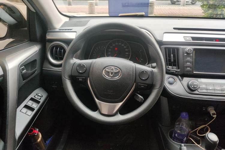 Used Toyota RAV4 2016 2.0L CVT Two-Wheel Drive Fashion Edition China V Standard Steering Wheel
