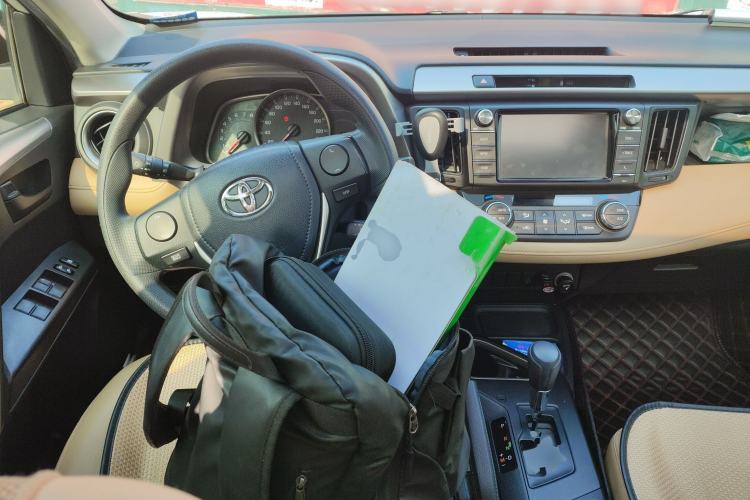 Used Toyota RAV4 2016 2.0L CVT Two-Wheel Drive Fashion Edition China V Standard Steering Wheel