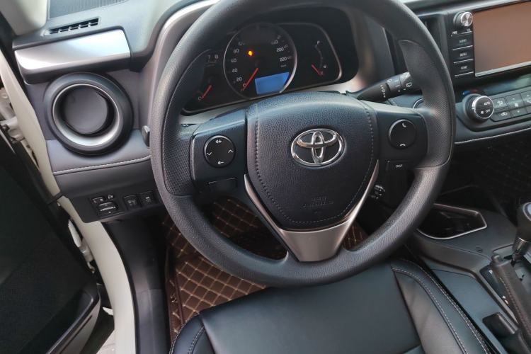 Used Toyota RAV4 2016 2.0L CVT Two-Wheel Drive Fashion Edition China V Standard Steering Wheel