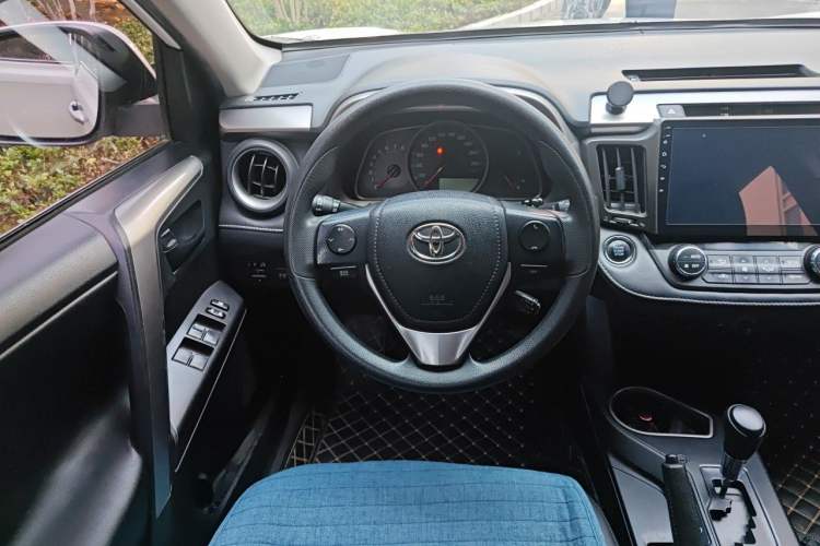 Used Toyota RAV4 2016 2.0L CVT Two-Wheel Drive Fashion Edition China V Standard Steering Wheel