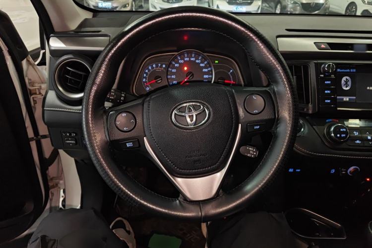 Used Toyota RAV4 2016 2.0L CVT Two-Wheel Drive Fashion Edition China V Standard Steering Wheel