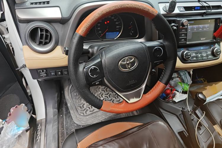 Used Toyota RAV4 2016 2.0L CVT Two-Wheel Drive Fashion Edition China V Standard Steering Wheel