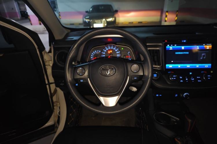 Used Toyota RAV4 2016 2.0L CVT Two-Wheel Drive Fashion Edition China V Standard Steering Wheel