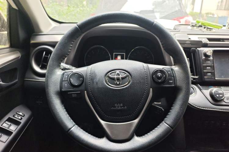 Used Toyota RAV4 2016 2.0L CVT Two-Wheel Drive Smart Edition China V Standard Steering Wheel