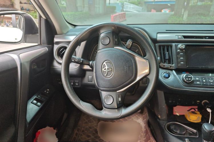 Used Toyota RAV4 2016 2.0L CVT Two-Wheel Drive Fashion Edition China V Standard Steering Wheel