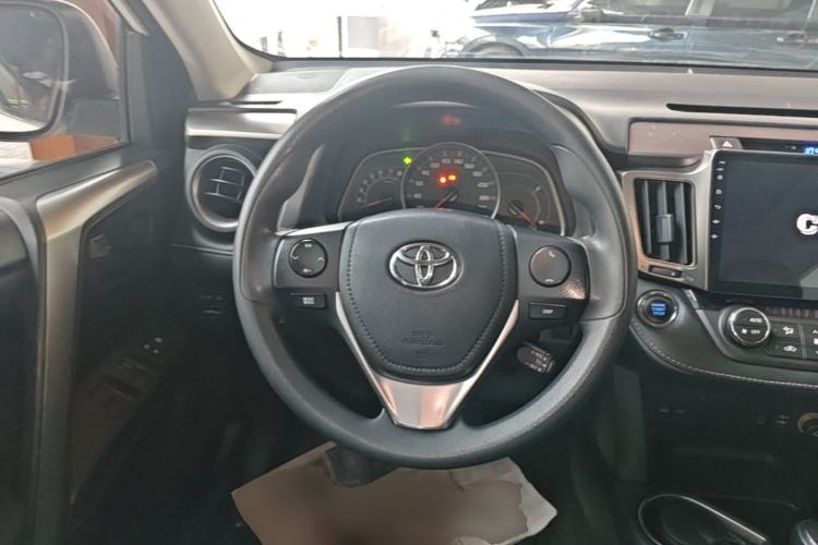 Used Toyota RAV4 2016 2.0L CVT Two-Wheel Drive Fashion Edition China V Standard Steering Wheel