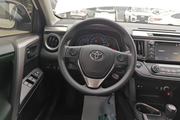 Used Toyota RAV4 2016 2.0L CVT Two-Wheel Drive Fashion Edition China V Standard Steering Wheel