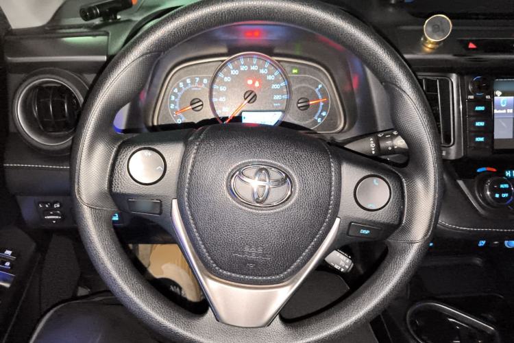 Used Toyota RAV4 2016 2.0L CVT Two-Wheel Drive Fashion Edition China V Standard Steering Wheel