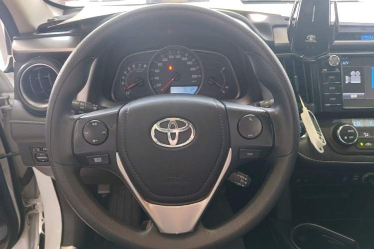 Used Toyota RAV4 2016 2.0L CVT Two-Wheel Drive Fashion Edition China V Standard Steering Wheel