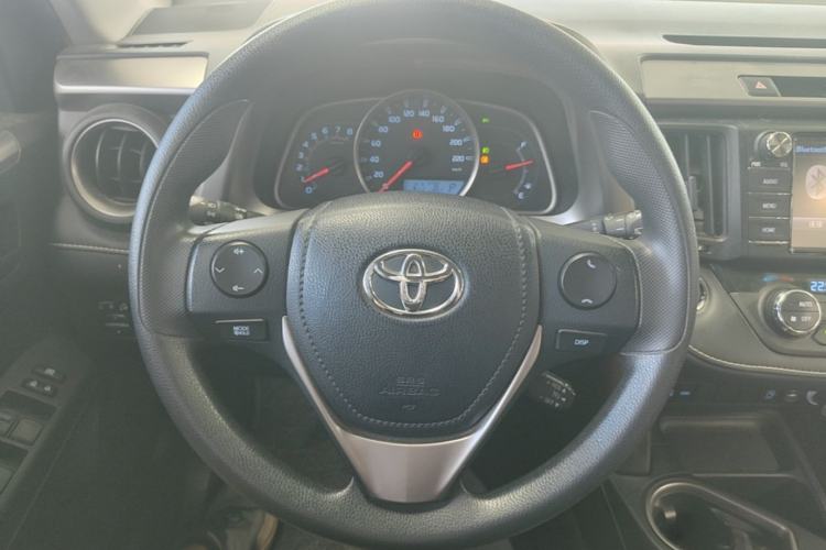 Used Toyota RAV4 2016 2.0L CVT Two-Wheel Drive Fashion Edition China V Standard Steering Wheel